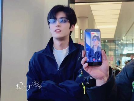 浙江夸夸团和溺爱组准时上线啦~我们王老师真棒~胡萝卜纸巾也是玩上了@王奕然 #王奕然 #真棒 #胡萝卜纸巾