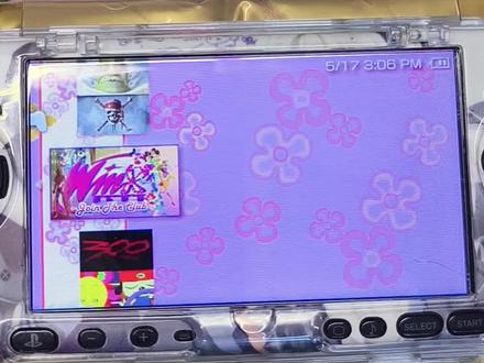 PSP魔法俏佳人 谁懂宝宝们,打开游戏直接给我硬控住了,其
实我都还没看过这个只是知道有这么个动漫,
但是现在有点想去看了就是说,这个应该是片头曲吧,感觉她们都好漂亮好有魅力
游戏玩法也比较多,有各种小游戏,也有通过
剧情发展下去的游戏,感觉还是挺有意思的,
而且游戏内容也比较简单,在视频里面我忘记
录了,从地图还可以去一个房子里面,那个里
面是主角们的房间(应该是),然后可以在里
面看到主角们的具体信息之类的
还有就是宝宝们一定要记得存档啊,存档就在
按完start键之后下滑找到save里面存档嗷,之
前有点着急忘记存了,所以特意提醒下宝宝们
记得存档嘿嘿嘿
最后就是推荐喜欢这部动漫的宝宝们可以去玩
一下这个游戏,感觉大家会喜欢哒,要是没看
过也可以去玩,有可能会因为里面的些许剧情
想去看这部剧(因为我就是这样),这样看的
话感觉用PSP看番真的很合适诶
#PSP #一起玩游戏 #魔法俏佳人 #掌机 #游戏机