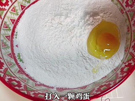 我比较喜欢用这个油条粉炸油条,方便省事,可以前一天晚上把面弄好,包上保鲜膜放在冷藏里,第二天早上起来炸也一样好吃,大家也可以用面粉泡打粉小苏打自己做油条#家庭版油条 #我的厨房日记 #香酥小油条