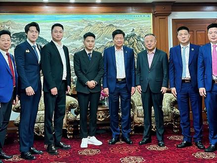 非常钦佩的前辈们
《泰国中华总商会》113年历史传承着几代人的团结,让华侨有了依靠。
感谢高规格接待,倍感荣幸,这也是全体粉丝给我的荣耀。我会更加努力回馈社会,勇闯世界,为中泰友好贡献更多的智慧和力量!#衣选带你看世界