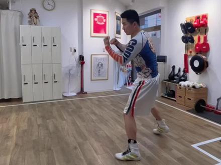 拳击空击,Shadow boxing,シャドーボクシング,顾名思义也就是影子拳击。在做拳击空击时,脑海中要想象面前真实有一个人在与自己对打。
首先要搞清楚的就是拳头的落点,击打点在什么地方这个一定要清楚,不能一通乱抡,或者机械般重复,动作不过脑子也是没什么用的。要去思考接下来出拳打哪里,打完了紧接着作出反应,躲闪或者防守,又或者是移动。
同时空击也可以自己把握节奏,慢节奏好好找找动作的感觉,快节奏找找实战的状态。这些都是需要自己去把控的,其实就是和脑海中的自己打实战一样。
新手前期空击非常重要,能够帮你巩固并回忆正确的击打方式。而对于老手来说,空击也是必不可少的热身方式,以便自己更快进入实战状态。#拳击 #空击 #格斗 #日本拳击 #职业拳击