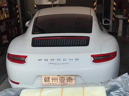 保时捷911更换空气滤芯详细教程,学徒的看了都会换。这空气格算是最难换的了吧,帕拉美纳拆前杠也差不多。