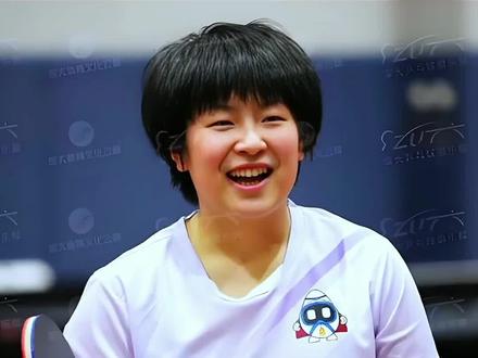 深圳大学3比1战胜山东鲁能夺冠,19岁小将覃予萱一人夺下2分,孙颖莎祝福女团夺冠。#2025乒超女团决赛#乒乓球#覃予萱#孙颖莎#上热门