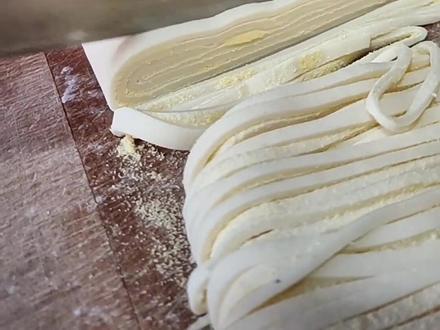 山西手擀面,切手擀面教程,不会切面切出来面特别短,还没有插疙兜长的帅哥小媳妇们可以试试,这样切出来的面特别长口感劲道爽滑有弹性,老丈人丈母娘吃了说你是好女婿,婆婆公公吃了夸你是心灵手巧的好媳妇!#山西面食 #山西面食第一 #山西面食文化 #山西面食表演 #山西面食非物质文化遗产 #山西手擀面 #手擀面 #手擀面条 #手擀面美食 #手擀面片 #手擀面高手 #手擀面教程 #手西美食 #山西美食推荐官 #山西美食分享 #山西美食文化 #山西美食集 #山西美食#霍州美食 #霍州美食推荐 #美食教程 #美食教程持续更新 #美食教程#妈妈做的饭 #妈妈做的饭最好吃 #妈妈做的饭菜是世界上最好吃的 #妈妈做的饭菜香 #爸爸爸做的饭