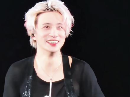 就这样萌萌地笑~ 即使经受过那么多恶意和伤害,但还是相信世界美好 #薛之谦 #薛之谦演唱会 #薛之谦万兽之王