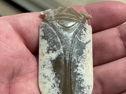 在国力强盛的汉代制作的汉代八刀蝉刀法苍劲有力,粗犷流畅,体现了当时制玉的工艺达到极高的水准。 “汉八刀”大家都知道实际上不是用刀刻出来的,而是用水砣砣成的,汉八刀 是中国玉器史上的代表制作#收藏品 #古玩收藏 #古玉老玉 #࿆抖音热门 #古玉文化传播 #我要上热门★ #古玉 #疫情期间 #疫情全知道 #传承文化 #以石会友 #玉雕手艺人 #古董收藏 #艺术收藏 #古玩收藏交流 #收藏爱好者 @抖音能量站 @DOU+大讲堂 #老物件