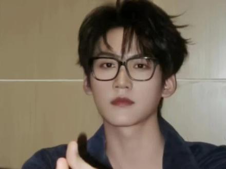 考古周柯宇早时候全是笑料,内娱一款活人感十足的爱豆,妥妥搞笑男一枚!#周柯宇#周柯宇早期#狙击蝴蝶#李雾#考古