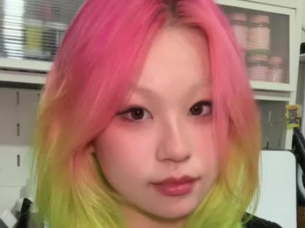 拜拜人工色素|3 种改色方法分享
感谢大家等待!千呼万唤的褪色篇终于来了!!
知道大家不会看文案 但还是要说
1️⃣VC
使用方法:磨成粉末与洗发水混合均匀敷在头发上
优点:效果温和、成本低廉、操作方便
缺点:对于顽固人工色素处理不够彻底
2️⃣color remover
使用方法:混合ab剂加入等重的双氧乳调匀使用
优点:褪色快且高效;并只作用于人工色素、不破坏原生发色
缺点:贵;大部分品牌味道刺鼻;使用场景单一
3️⃣bleach bath
使用方法:漂粉+双氧1:1调好后加入等重洗发水搅匀使
用
优点:褪色彻底;处理完底色干净且亮;成本适中;平时自己在家漂头发的可以多次使用漂剂 无需单独购买
缺点:相对更伤发质;产品流动性强,实操难度较大
#染发 #发色推荐 #漂发 #发色改色 #沐浴漂