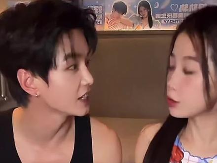 #同框 #磕糖 #双轨 #姜暮 #虞书欣
姜暮在线抽象还原名场面.