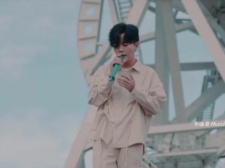 “队长”是什么宝藏歌手?原创歌曲首首都是热门,你听过他的歌吗 #队长 #哪里都是你 #予你 #楼顶上的小斑鸠