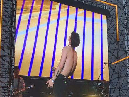 给大家看个满舒克的腰吧#满舒克 #音乐节