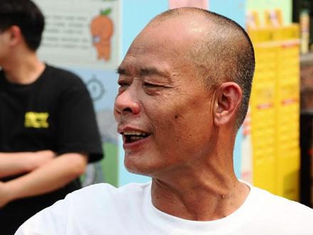 莫氏鸡煲老板原本是中医!4月11日,广东佛山,潇湘晨报记者采访到莫氏鸡煲老板老莫,询问汤底是不是老莫自己研究出来的。对此,老莫回应称:是的,自己本来是老中医。对于食客奔着“祛湿”打卡莫氏鸡煲,老莫称:能不能祛湿我不知道,我又没有湿气,这个汤确实很好喝。#莫氏鸡煲 #顺德美食 #老中医 #媒体精选计划