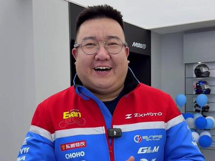 那么问题来了,等中配还是直接下手基础版#张雪机车 #zxmoto #张雪机车820rr #820rr