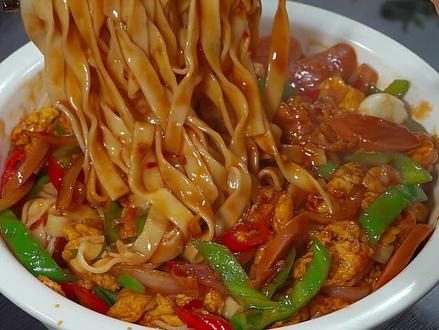 以后想吃面条了,你就像我这样做个青椒火腿鸡蛋拌面,做法简单,老公每次都能吃两碗#青椒火腿鸡蛋拌面 #拌面 #面条 #家常美食