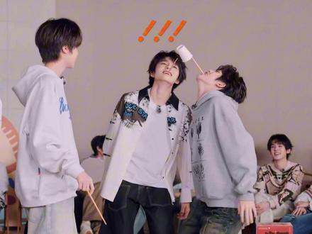 被小官打屁股这段能看八百遍。两个又美又帅的人对我的眼睛真的很友好。#王橹杰 #官俊臣 #官橹#王橹杰下颌线