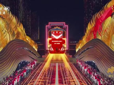 2026丙午马年春晚节目:《世界义乌中国年》~迈克尔·杰克逊的《We Are The World》~由成龙、莱昂纳尔·里奇献唱,一首极具全球影响力的慈善金曲,被誉为史上最著名的公益单曲,为爱而唱。创作背景:为响应1980年代非洲饥荒,由迈克尔·杰克逊和莱昂纳尔·里奇花费四天作曲,杰克逊再用两个半小时填词而成。
1985年1月28日,全美音乐奖结束后,迈克尔·杰克逊召集了45位当红歌手,连夜赶到洛杉矶的A&M录音室,通宵录制完成了这首歌。参与录音的巨星包括史蒂夫·旺德、鲍勃·迪伦、布鲁斯·斯普林斯汀、蒂娜·特纳和戴安娜·罗斯等,制作人则是传奇的昆西·琼斯。传递了天下一家的大爱。爱迈永无止境!#春晚#成龙#莱昂纳尔里奇#迈克尔杰克逊#世界义乌中国年