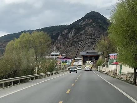 自驾滇藏线214国道,从香格里拉市区到梅里雪山,飞来寺。纳帕海、金沙江大湾、白马雪山、飞来寺、梅里雪山。沿途风景壮美秀丽,路况平顺,补给充足。#滇藏线 #自驾西藏 #滇藏线214国道 #金沙江大湾 #云雾缭绕中的雪山