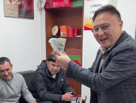 免编程喷涂焊接技术走向世界 来自乌兹别克斯坦的客户一次下单100套免编程喷涂机器人#免编程喷涂机器人#喷漆机器人#焊接机器人#焊接机械臂#伯朗特机器人郝大仙
