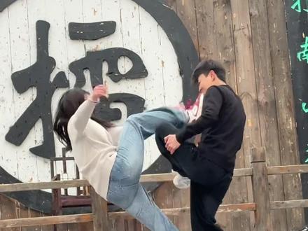 眼镜妹和彬彬斗舞,眼镜妹太狂了#万岁山武侠城 #万岁山老嫂子 #万岁山斗舞还是太有节目了 #万岁山太能给人带来情绪价值了