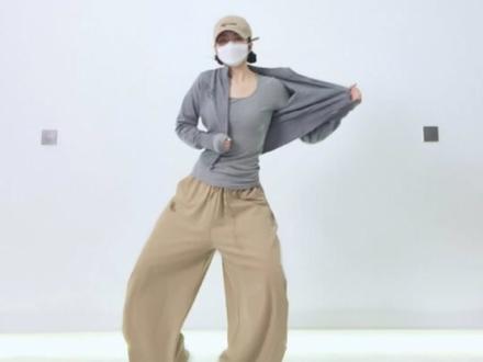 衣服被抓得快失去弹性了
#张函瑞进行曲 #uptownfunk #零基础教学 #七七的舞蹈课堂