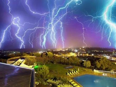雷电落进游泳池会电死人吗?#知识分享 #雷电 #打雷闪电 #泳池