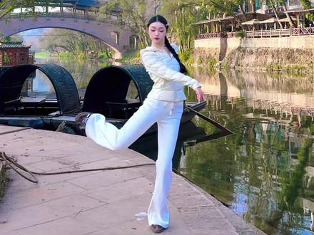 找不到合适的帽子,只有找合适的景了~ #春雨舞蹈挑战 #孟庆旸喜雨舞蹈挑战 #抖音年味舞蹈大赏 #不知道春雨舞姿很曼妙 #喜雨