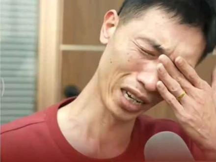 李鑫认亲现场 她叫李林,在她不满12岁的时候妈妈因病去世,爸爸承受不住丧妻之痛,哭到精神失常,从此杳无音信。一夜之间,曾经温暖的家只剩她和年幼的弟弟,被迫扛起了所有。她含泪辍学,牵着弟弟的小手,踏上了颠沛流离的流浪之路,街头的易拉罐、塑料瓶,是姐弟俩唯一的生存来源,饿肚子也是家常便饭,寒冷和恐惧,成了童年最深刻的记忆。
有一天,下大雨姐弟俩躲在中巴车上睡觉,睡醒了之后被车拉到湖北荆门京山电影院门口,人来人往,饥寒交迫的姐弟俩蜷缩在角落,肚子饿得咕咕直叫,连抬头的力气都没有。弟弟的哭声引来了很多人围观,一个老奶奶看弟弟在哭,就说要带他去买面包,结果一走就再也没回来。
这一松手,便是三十二年的分离。
李林疯了一样在电影院门口、大街小巷哭喊着寻找,嗓子喊哑了,眼泪流干了,踏遍了京山的每一个角落,却始终没有弟弟的踪影。后来,孤苦无依的她被好心的养家收养,可寻弟的执念,早已刻进了骨子里。为了找回弟弟和爸爸,她毅然从养母家跑出来,从此,寻亲成了她生命里唯一的目标。
岁月流转,李林从未放弃。她跑过无数个城市,问过无数个路人,花光了所有积蓄,倾尽了所有力气,哪怕一次次失望,也从未想过停下脚步。父母留下的老房子,是她心中最后的念想,为了等弟弟和爸爸回家,她咬牙将老房翻修,一砖一瓦,都藏着她盼归的深情。
短视频时代的到来,让李林看到了新的希望。看着抖音上一个个寻亲成功的案例,她鼓起勇气,在网络上开启了寻亲之路。可这条路,远比她想象的更艰难。2022年8月7日,是我第一次走进李林的直播间,屏幕里的她憔悴又无助,直播间里只有寥寥几个人。她一边抹着眼泪,一遍遍诉说着自己的故事,扩散着弟弟的信息,一边又满心忐忑,害怕被人质疑是假寻亲。
因为她的人生,太过悲惨,悲惨到像电视剧里虚构的剧情,太多人不愿相信,质疑声、嘲讽声扑面而来,像针一样扎在她心上。可即便如此,她依旧没有放弃,哪怕只有几个人倾听,她也坚持着。
幸运的是,善良从未缺席。越来越多的网友被她的执着打动,走进直播间陪伴她。我们劝她,不要在意别人的眼光,就算只有几个人,我们也一直陪着你,唱唱歌,说说心里话,寻亲的路,我们一起走。
就这样,从几个人的直播间开始,李林的寻亲故事被慢慢传播,无数好心人伸出援手,帮忙转发、扩散信息。终于在帽子叔叔的全力帮助下终于被找到#李鑫 #上热门话题🔥🔥🔥