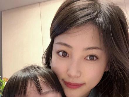 甲流来袭,急诊走廊上,妈妈们慌了神来回走,提醒各位家长,不要觉得甲流普通感冒退烧就没事了,如果孩子腿疼,肚子疼一定要去医院。这个时候爸爸都是英雄,妈妈都是超人。#医院随拍 #甲流感来袭 #孩子生病妈妈揪心 #独自带娃