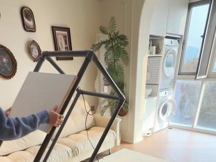 17r💰自制日漫暖桌❗️巨温暖✅南方过冬神器❗️ 迫不及待跟你们分享,这次我就花了17块钱,用装修剩下的旧水管diy了一个网上要卖上千元的取暖桌,冬天钻进暖桌里真的巨暖和。上一篇我用铝型材做的暖桌,有50w姐妹围观,这一篇给大家再做个平替版!做起来比那个更简单,而且也更省钱!真的有手就会!材料清单在这!欢迎大家抄作业!我用的是32的管材,先根据桌子的尺寸,用水管剪把水管裁剪好。就可以开始组装了。整体安装非常简单,就用立体三通接上搭成一个这样的长方体就完工了。取暖的方式有俩种,一种是跟我一样,用这种麻将桌取暖器。架在桌子下,另一种更简单的是在地上铺上电热毯就行。最好用那种可水洗的,安全性更高。然后盖上家里闲置的被子最后把桌板架上去就完工了。
我在杭州最近一到晚上就是3度左右,每天工作完一回到家,就忍不住钻进去,再整个围炉煮茶,坐在这边吃零食再重温个甄嬛传真的太舒服了!
A姐主页还有300条装修的巧思,还在持续更新中,我们下期见bye!#好物推荐🔥 #居家好物 #宝藏生活家企划 #冬日宅家快乐屋 #取暖神器