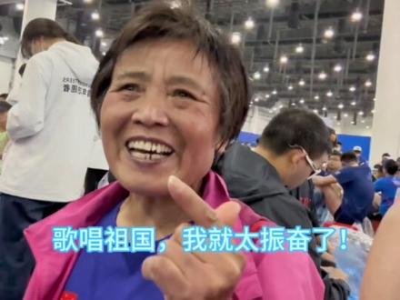 #兰州马拉松 一座海拔1500米、不算秀丽的三线西北内陆城市却有着国内顶级马拉松比赛!就是因为热情的兰州人!今年厦马赛后冰敷时旁边一位60岁的安徽大妈主动给我说起了让她激动不已的兰州马拉松……
