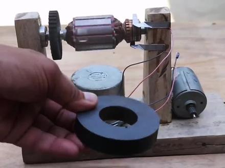 牛人手工制作磁电发电机,当有磁铁靠近就能发电,妥妥的黑科技呀