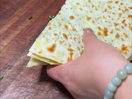 韭菜盒子 韭菜盒子刻在DNA里的馋#营养早餐 #美食 #韭菜盒子 #塌菜馍的家常做法 #塌菜馍