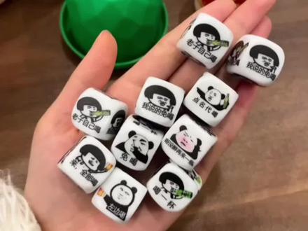 过年回家聚会,赶快喊上好朋友一起玩这个好玩又有趣的喝酒游戏#聚会游戏 #喝酒 #摇骰子 #过年氛围提前搞起来了