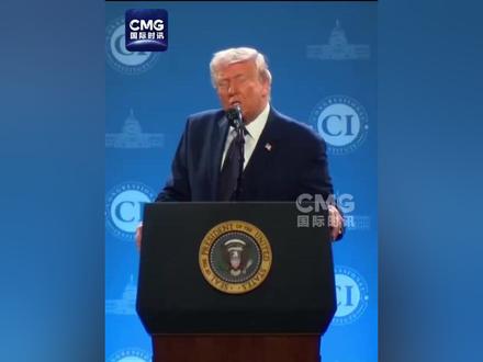 #特朗普称出动B2轰炸伊朗 当地时间3月9日下午,北京时间今天(3月10日)凌晨,美国总统特朗普在佛罗里达州对共和党议员称,战争将持续到伊朗被“彻底且决定性击败”,但他也预测“很快就会结束”。特朗普称,“我们在很多方面已经赢了,但还没赢够。”不过,他并未具体说明所谓的“赢了”究竟意味着什么。#特朗普称击沉伊朗舰船前后数字不一 #特朗普称赢了但还没赢够
在随后的记者会上,特朗普称伊朗“现在已经没有海军、没有空军、没有防空设备,一切都被炸毁了。没有雷达、没有通讯系统,也没有领导层”。
他称,美军持续针对伊朗的无人机和导弹能力展开打击——“总体来看,各种打击导致伊朗导弹发射器减少了90%以上,无人机发射器减少了83%。美军的低成本拦截系统正在有效应对伊朗无人机。美军的B-2轰炸机最近还投下了数十枚2000磅重的炸弹,摧毁了遍布伊朗全境、甚至在地下深处的导弹发射器。”
关于击沉伊朗舰船的数量,特朗普先是对共和党议员说“击沉了46艘”,随后又在记者会上称“击沉了大约51艘”。