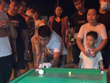教学来了,你们学会了吗?游戏规则很简单,只要硬币出圈即可,不限制打法!#台球 #台球打硬币 #搞笑大哥