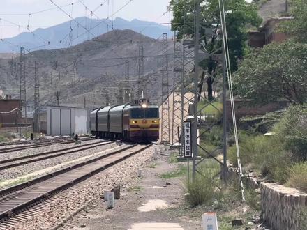 行驶在贺兰山中最奇怪的一趟绿皮车,火车居然开进了“废墟”