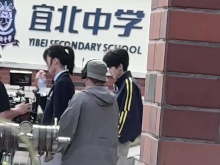 豆德满分的小哥哥 一直在看地面#路透#路人视角#左奇函