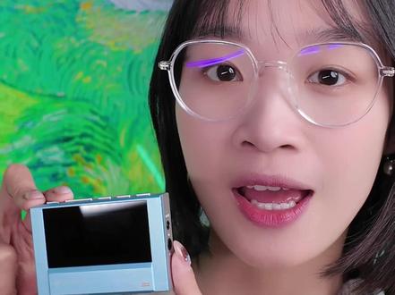 居然是养成系?雪漫天 ECHO MINI 今天的耳边小开箱,和大家聊聊小脑板去年的年度爱用——雪漫天ECHO MINI。
这个复古磁带机造型的小播放器,不知不觉已经用了一整年。它非常轻巧,声音中正耐听,三百来块的价位,官方还一直在不断地新增一些小功能,给我的快乐远超预期。据说今年还会推出全新版本,还真是越“养”越好玩了~
#飞傲 #雪漫天 #HiFi #播放器 #音乐