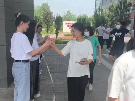 登封外国语考生进考场前,飞奔与老师击掌加油,可是看着,老师的手应该可疼了……😂😂😂#你追梦我护航 #高考加油 #登封美好教育 #校园