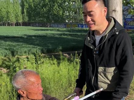 二华大爷唯一的爱好就是逮鱼#关爱老人 #传递温暖