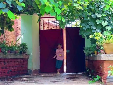 爸爸妈妈不在家,姐姐给弟弟洗澡,这画面太有爱了