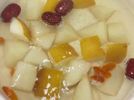 没有什么水果比梨更适合冬天来做热饮喝啦~甜梨蜂蜜水大家都要试试~#清热润肺 #喝出好气色 #跟着抖音学做菜