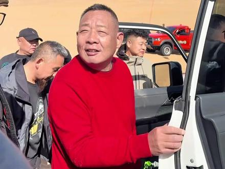 于东来沙漠越野侧翻安全气囊瞬间弹开,第一时间下车奔向妻子确认其安危,并拥抱安慰彼此 #于东来沙漠越野 #于东来妻子 #大河主播说 (豌豆)