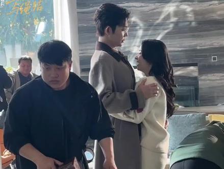 光脚踩皮鞋,这波稳稳拿捏,CP感拉满,太好嗑了!#王冠与绳结 #王晨鹏 #白妍 #契约婚姻藏深情