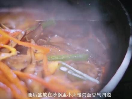 野生剥皮菇被誉为“蘑菇之王”,本帮岳西独有。取剥皮菇适量,用温盐水泡发,多次清水漂洗,至水清无色。选黑猪前腿纯瘦肉片、新鲜猪血,油锅炒过,加水,于砂锅里炖至香气四溢,加几粒枸杞。入嘴之际鲜味氤氲,顺着嘴唇舌尖舌根喉咙,渐至弥漫胸腔。#岳西