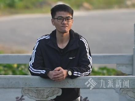 被拐34年郁豹豹认亲一年后与家人决裂(八):过年开直播“吃泡面”引发网友对家人不满,妈妈请他给粉丝解释:不是不给你做,是你不吃。三弟:他说不能把流量让出去 。
