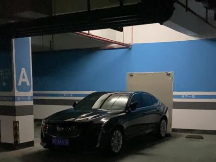 凯迪拉克细节做的太到位了。给凯迪的设计师加鸡腿。#凯迪拉克ct5 #dou是好车 #人生绕不过一台后驱 #氛围灯效果 #撸车日常 @抖音小助手