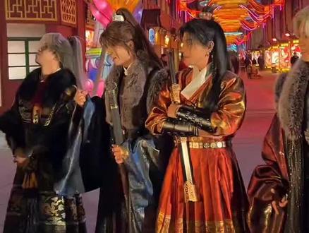 蹦山解锁 新皮肤,新妆造 ,配乐关恒原创歌曲《步步红尘》,24号晚上七点锁定太湖演艺城官方,蹦山给我们带来更多惊喜原创歌曲!带你领略更多不一样的他们!太湖演艺城60元畅玩三天,还有烟花表演,简直不要太给力!喜欢的可以给五兄弟和官方点点关注,离得近的可以买票进太湖演绎成游玩,和蹦山一起欣赏烟花表演 以及打卡拍照 和蹦山合影留念 更有机会获得蹦山亲笔签名哦#上热搜 #蹦山卡拉卡 @关恒(蹦山咔拉咔)º⁶¹⁶ @º⁶¹⁶ 关锦(蹦山咔拉咔) @º⁶¹⁶ 关启(蹦山咔拉咔) @º⁶¹⁶ 关亚(蹦山咔拉咔) @关正 @龙之梦太湖演艺城(三天不限次狂欢) #太湖龙之梦 #太湖演艺城 #云南蹦山