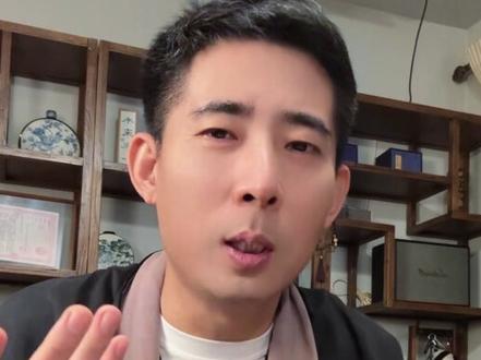 穿衣 言语压君子,衣冠镇小人。先敬罗衣后敬魂,先敬皮囊后敬人!#穿衣 #言语压君子衣 #聚酯纤维