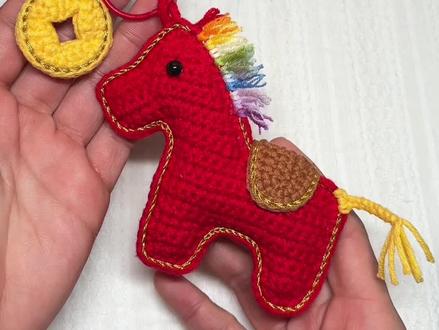 马上有钱小马挂件钩织视频教程 马年就到了,快给好朋友钩这个寓意美好的小红马吧
毛线:@苏苏姐家官方旗舰店 正红51 鸡黄09 深棕26
钩针:2.0或1.8mm
#手工毛线编织 #钩织教程 #视频教程 #钩织小马 #爱生活爱编织